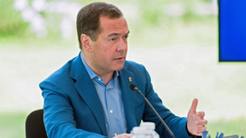Медведев о "вырождении европейской политики": бледный бэк-вокал