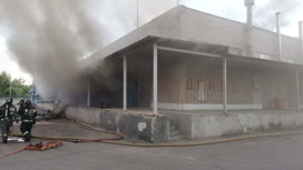 Пожар на химическом складе завода в Дубне тушат около 70 человек