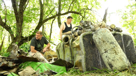 В Новосокольническом районе поисковики подняли останки советского летчика и фрагменты самолета