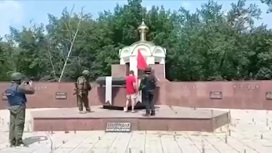 В центре Лисичанска установили знамя Победы