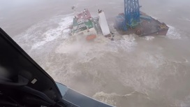 С разломанного тайфуном надвое судна пропали 27 моряков