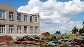 Под Саратовом ураганный ветер сорвал крышу сельской школы
