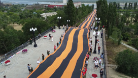 В Волгограде на Мамаевом кургане патриоты из Красноярска развернули Знамя Победы