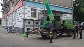 Момент падения строительной люльки в Саратове попал на видео