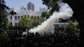 Протестующие на Шри-Ланке ворвались в резиденцию премьер-министра