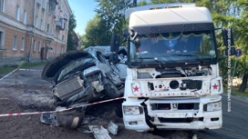 В Северодвинске водитель микроавтобуса пострадал в ДТП с грузовиком