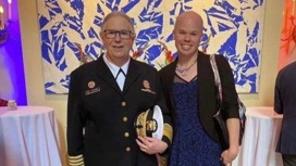 Фото трансгендерного адмирала США рассмешило общество