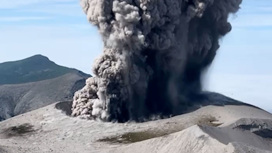 "Офигеть": вулкан Эбеко на Курилах напугал жителей мощным выбросом пепла