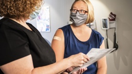 Женщины сообщают о сильных кровотечениях после вакцинации от COVID-19