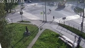 В Медвежьегорске столкнулись полицейский автомобиль и экскаватор