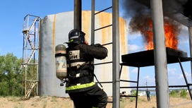 Волгоградские спасатели оттачивают профессиональные навыки на огневой полосе