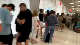 В магазин H&M образовалась гигантская очередь