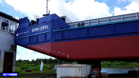 Морскую баржу, построенную на Самусьском судостроительном заводе, спустили на воду