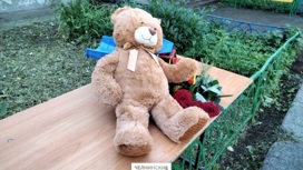В Челнах установили стихийный мемориал у дома, где на пожаре погибли дети