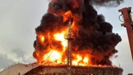 Крупное кубинское нефтехранилище загорелось после удара молнии