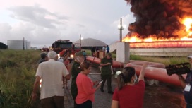 Крупное кубинское нефтехранилище загорелось после удара молнии