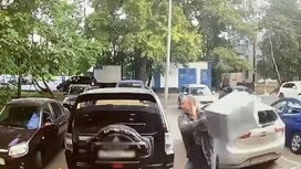 В Москве безработный разбил 15 припаркованных автомобилей. Видео