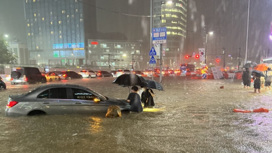 Очевидцы публикуют кадры небывалого наводнения в Сеуле