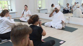 Потомственный практик йоги из Индии провел мастер-класс для амурчан