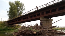 Спасатели ликвидировали скопление валежника на реке Кильмезь в Удмуртии
