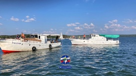 Двое взрослых и ребенок застряли на заглохшем катере посреди Новосибирского водохранилища