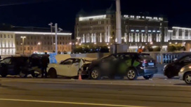 Семь машин и карета скорой помощи столкнулись на мосту в Петербурге