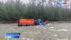 В Аяно-Майском районе спасли водителя грузовика, застрявшего после разлива реки