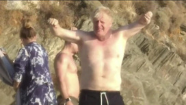 По фото с пляжа стало понятно, как Джонсон хотел напугать Путина