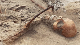 "Вампиршу" с серпом у горла нашли на старинном кладбище польские археологи