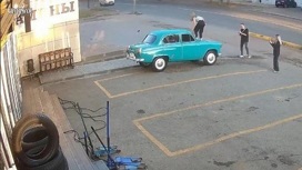 Ретро-автомобиль стал жертвой хулиганской фотосессии новосибирских подростков
