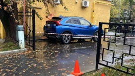 У припаркованной машины в Москве застрелены мужчина и женщина