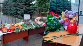 У ижевской школы организовали мемориал в память о погибших