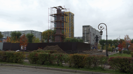 В Красноярске начали устанавливать 14-метровую стелу на Копылова
