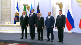 После церемонии в Георгиевском зале Путин пообщался с главами четырех регионов