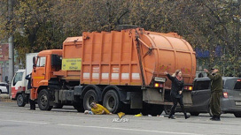 В Новосибирске попавшая под колеса мусоровоза 71-летняя бабушка скончалась в больнице