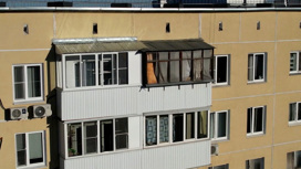 На севере Москвы козырьки на балконах стали яблоком раздора