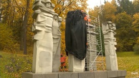 Мемориал советским воинам в Вильнюсе закрыли черной пленкой