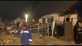 Следователи осматривают обломки упавшего в Иркутске истребителя