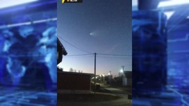 Очевидцы сняли падение ступени ракеты-носителя "Союз" в небе над Новосибирском