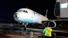 Пассажир снял панику в салоне самолета, попавшего в грозу