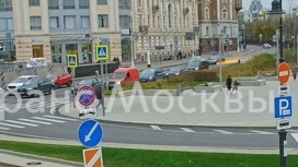 Потерявшая колесо машина протаранила автомобили в центре Москвы