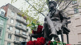 Памятник драматургу Александру Володину открыли в Петербурге