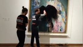 В Вене экоактивисты залили черной жидкостью картину Климта