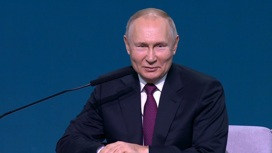 Путина рассмешила дистанция между сценой и аудиторией