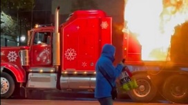 Грузовик из рождественской рекламы Coca-Cola загорелся на дороге