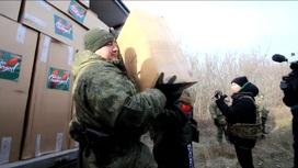 Российские военные помогают доставлять гумпомощь жителям ЛНР