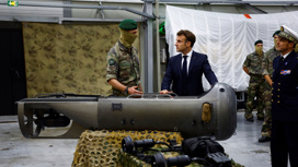 Макрон: Франция поставляет Украине оружие, но не для ударов по России