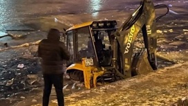 В Петербурге трактор "сбежал" в реку от зазевавшихся рабочих