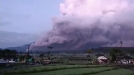 В Индонезии две тысячи человек эвакуировали после извержения вулкана