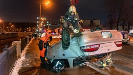 Камера запечатлела момент падения машины в реку в Москве